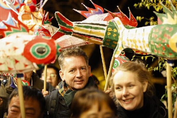 Huangshan: Fish lanterns unite international guests for New Year
