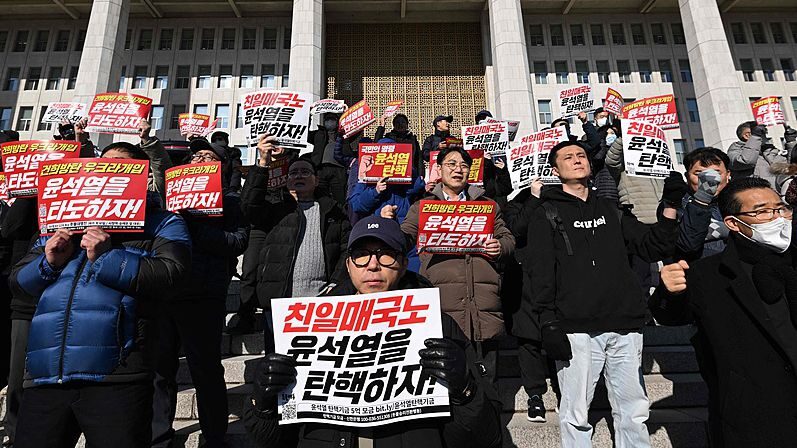 Live Protesters Gather in Front of Parliament in Seoul Video Poster 