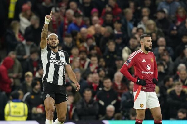 Manchester United end miserable month with 2-0 home loss to Newcastle
