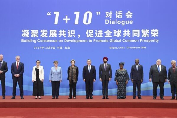Premier Li holds dialogue with 10 international economic organizations