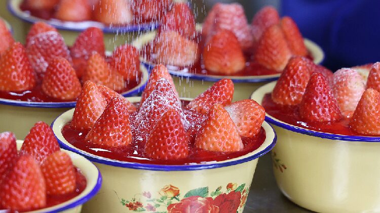 Trending in China Strawberry Cakes in a Retro Style 