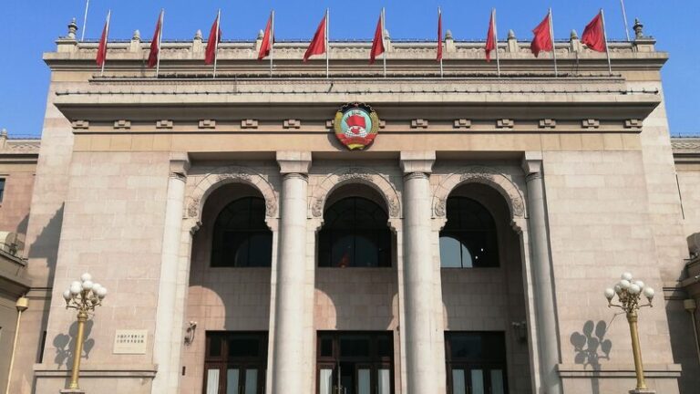 Xi Jinping Calls for Forging Ahead to Build a Strong China