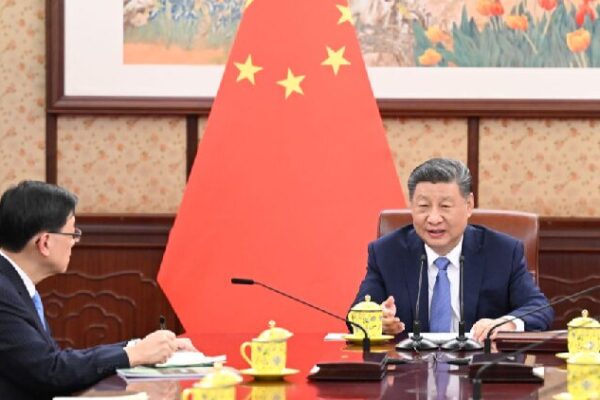 Xi Jinping hears report from HKSAR chief executive