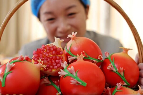 Auspicious pomegranate-shaped buns welcome Spring Festival