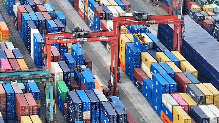 Chinas Foreign Trade Rises 5 in 2024 