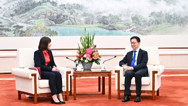 Chinese Vice President Meets with Uk Chancellor of Exchequer 