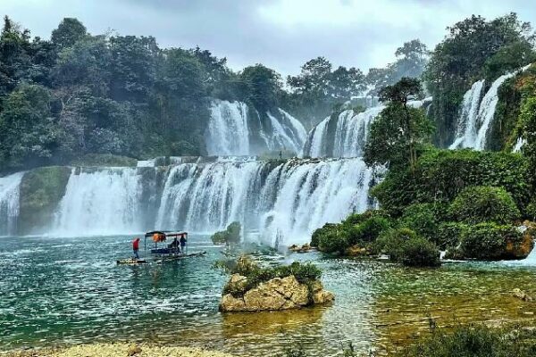Detian Falls: The Stunning Cascade of China’s Guangxi Detian Falls charms tourists in Chongzuo