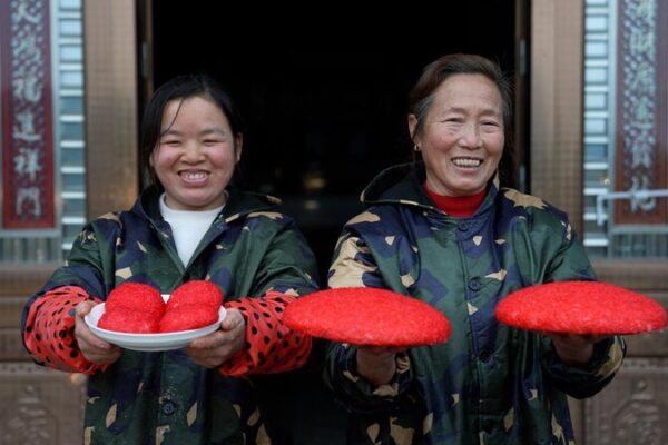Dong People Keep Tradition Alive by Preparing Hongba for Chinese New Year Dong people prepare hongba for the Chinese New Year