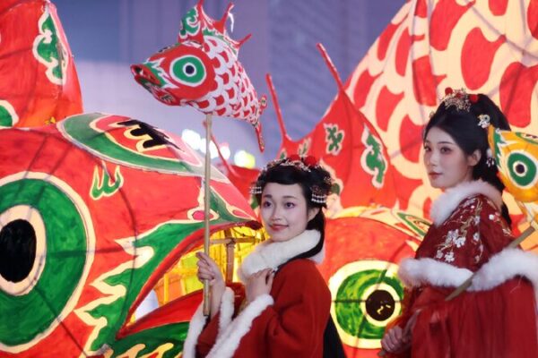 # - My News! Giant Fish shaped Lantern Parade Steals the Show in Nanjing