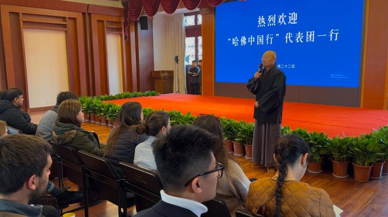 Harvard Students Try Vegetarian Meals at Lingyin Temple 