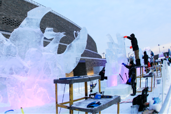 International ice carvers dazzle in Harbin