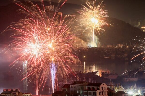 Chinese Mainland Welcomes the Year of the Snake with Dazzling Fireworks People welcome Chinese New Year with dazzling fireworks
