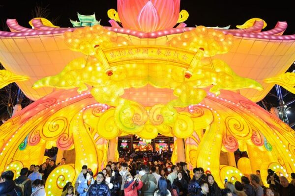 Qinhuai Lantern Festival Lights Up Nanjing 