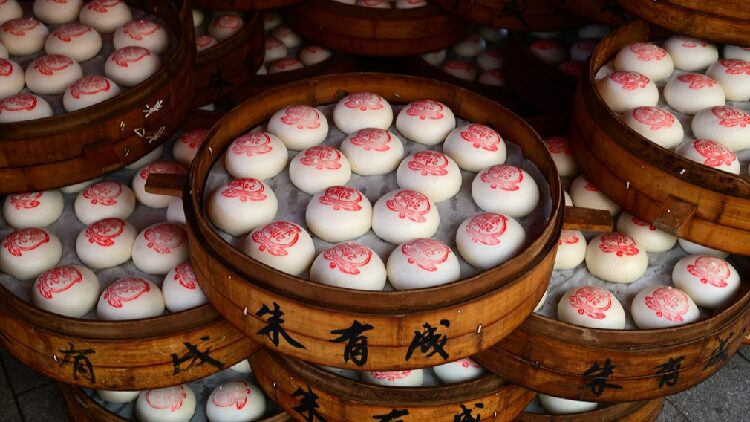 Red stamped Buns Bring Prosperity to Jinhuas New Year Tables 