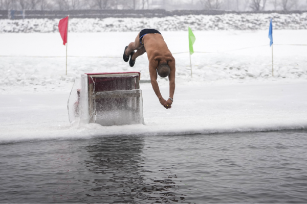 Seniors experience the fun of winter swimming in Harbin