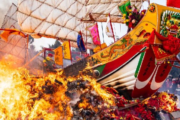 Ship set on fire at Fujian's Wangchuan ceremony