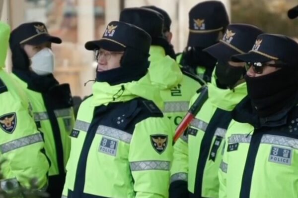 Attempt to Arrest South Korean President Yoon Ends in Standoff South Korean investigators say attempt to arrest Yoon halted video poster