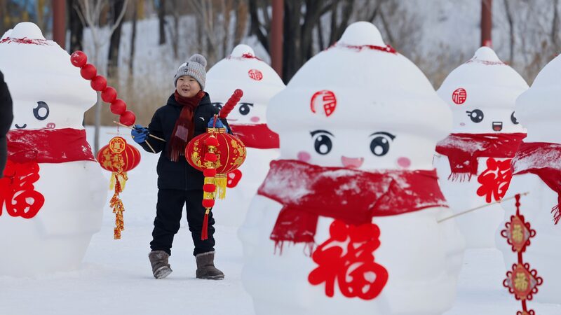 Tourists Flock to Harbin for Spring Festival Holiday 