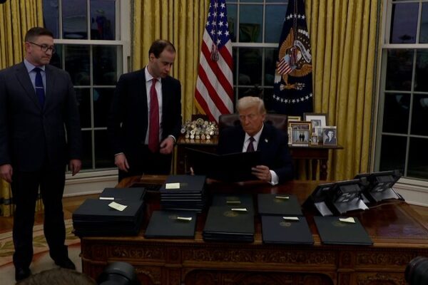 Trump Threatens 25% Tariffs on Canadian and Mexican Goods Starting February Trump suggest 25% tariffs on Canadian, Mexican goods in February video poster