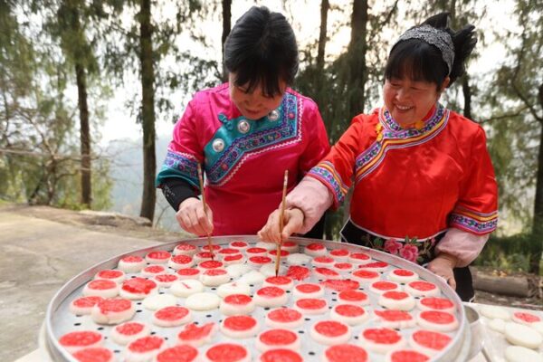 Colorful Tujia Cakes Light Up New Year Celebrations in Guizhou Tujia people prepare traditional food for New Year celebration