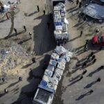 Un Aid Trucks Enter Gaza Amid Fragile Ceasefire 