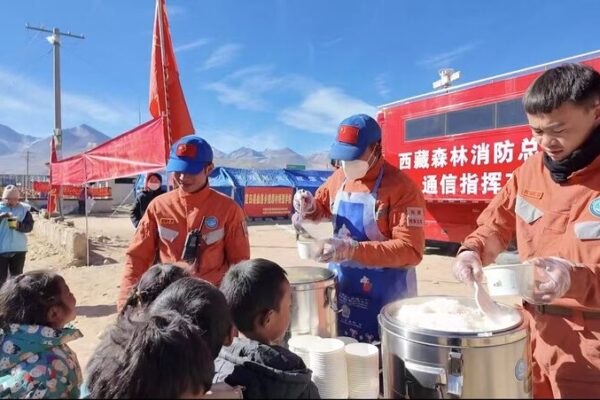 Firefighters Cook Up Hope for Quake-hit Villagers in Xizang Watch: Firefighters make lunch for quake-affected villagers in Xizang video poster