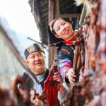 Yao People Prepare Traditional Delicacy for Spring Festival 