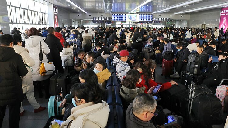 Chinas Daily Trips Exceed 300 Mln on Day 4 of Spring Festival Holiday 