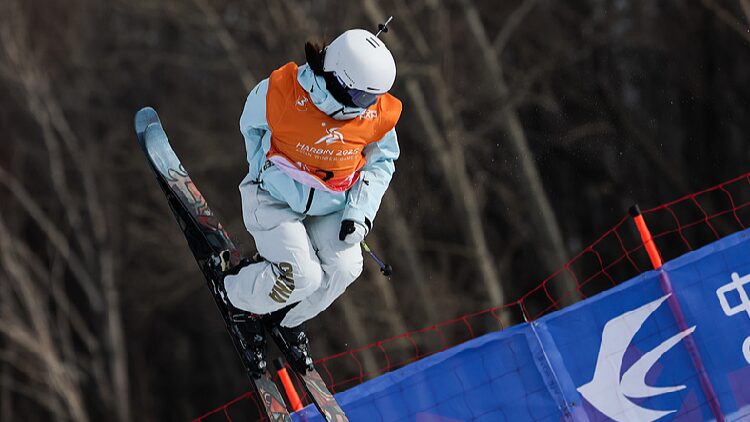 Chinas Freestyle Skiers Dominate Womens Halfpipe with Gold Silver 