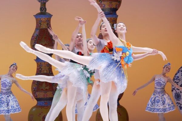 Chinese Twist on ‘The Nutcracker’ Dazzles at Kennedy Center Chinese "Nutcracker" production takes center stage U.S. video poster