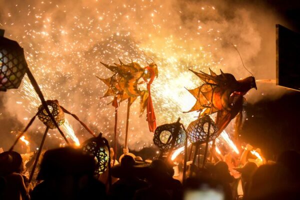 Dragon bombing lights up Guizhou's night