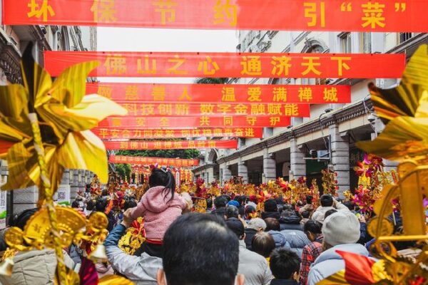 Experience the Vibrant Lantern Festival at Foshan’s Xingtongji Celebration Live: Explore Lantern Festival tour and performances in Foshan, China