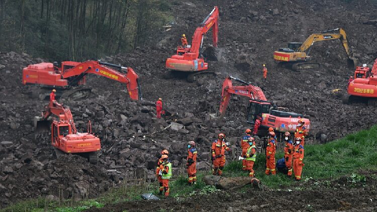 Live Rescue Efforts Underway After Landslide in Sw China 