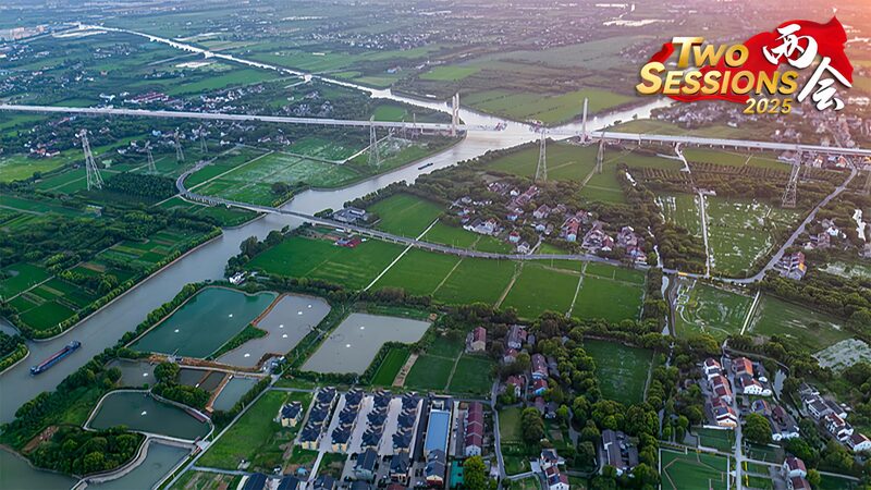 Live View of Jinghang Grand Canal in Chinas Zhejiang Province 
