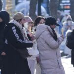 People Savor Iconic Popsicles in Harbin 
