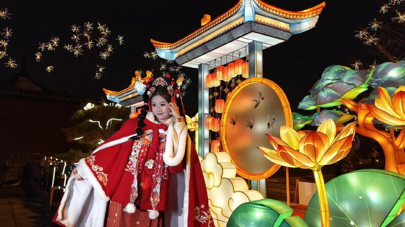 Shenyangs Fangcheng Scenic Area Illuminated with Festive Lanterns 