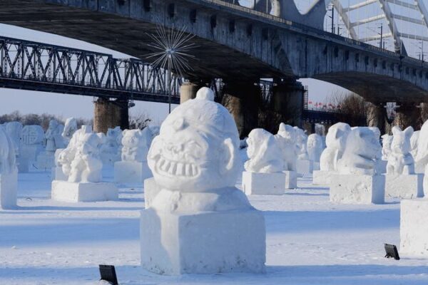 Harbin’s Snow Carnival Unveils Hundreds of Charming Snowmen Snowmen adorn the Songhua River in Harbin