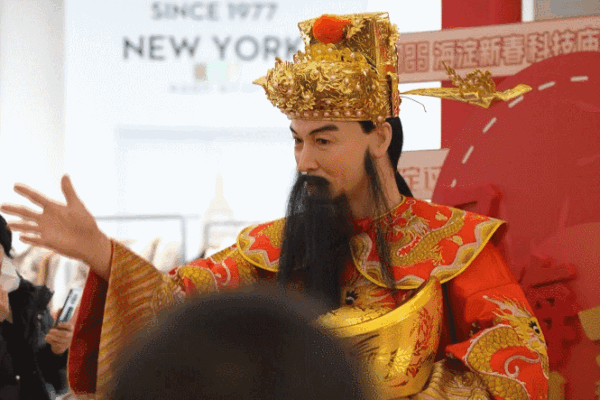 Tech Dazzles Visitors at Spring Festival Celebrations in China 