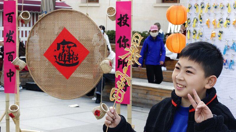 Wuhan Guiyuan Temple Fair Draws Festive Crowds During Holiday 
