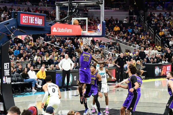 40 year old Lebron James Beats Buzzer to End Lakers Losing Streak 