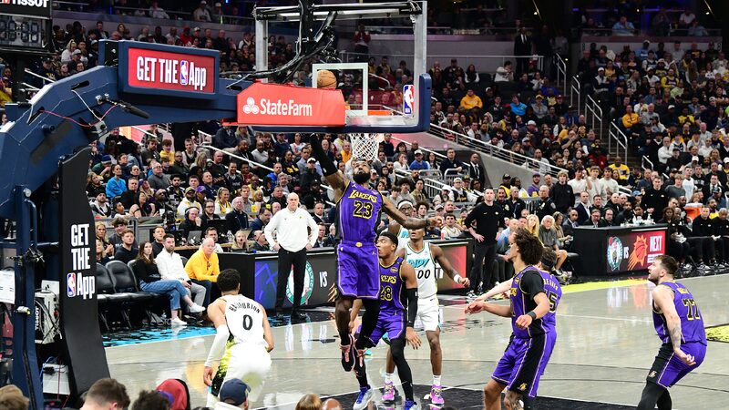 40 year old Lebron James Beats Buzzer to End Lakers Losing Streak 