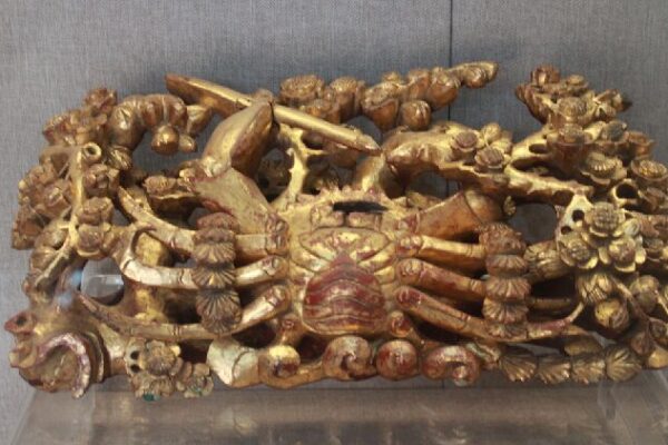 Ancient Gold and Lacquer Wood Carvings Shine at Guangdong Museum Gold and lacquer wood carvings adorn dwellings in south China
