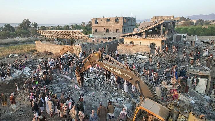Houthi Group Targets Us Aircraft Carrier Amid Fresh Us Airstrikes 