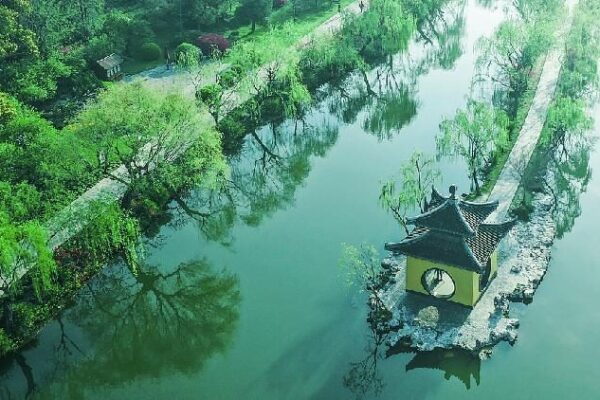 How Climate Shapes Daily Life in China and Malaysia 