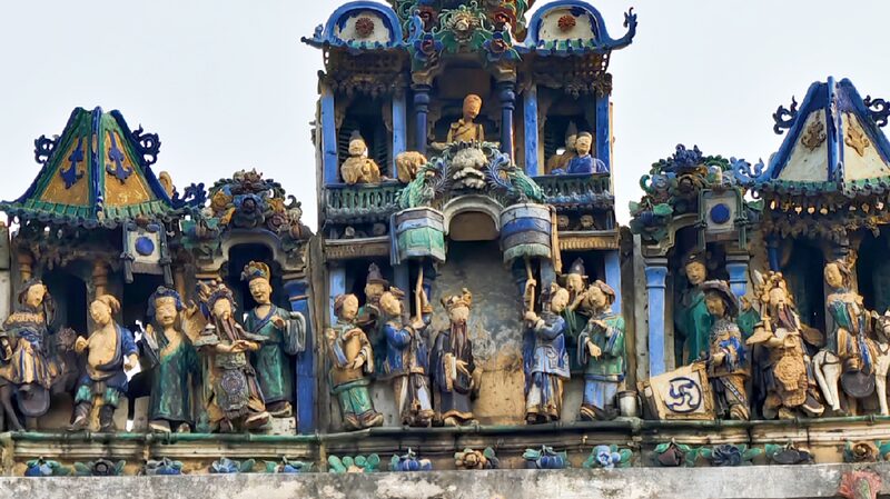 Look Up Exquisite Ceramic Ridges on Foshan Ancestral Temples Roofs 