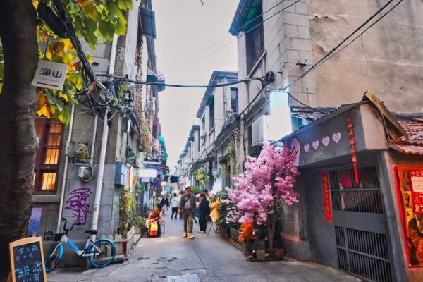Exploring Wuhan’s Historic Lifen Alleys: Once Homes of the Wealthy These narrow alleys used to be home to Wuhan's wealthy video poster