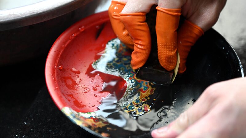 Young Artisans Breathe New Life into Fujians Lacquerware 