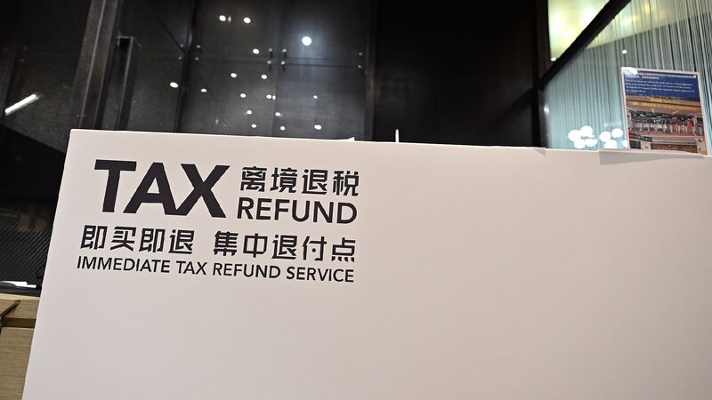 China Lowers Tax Refund Threshold to Attract More Shoppers China eases tax refund rules to boost inbound shopping