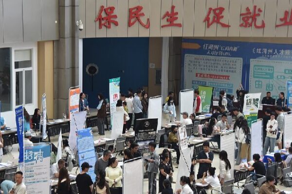 China Unveils Guidelines to Boost Employment for College Graduates 