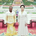 Peng Liyuan Chats over Tea with Wife of Kenyan President 